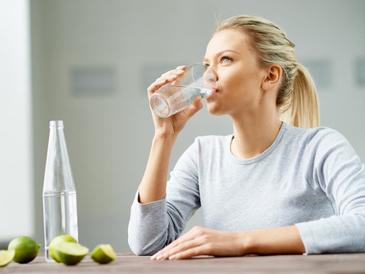 Giảm cân không ăn kiêng bằng cách uống đủ nước vô cùng hiệu quả.